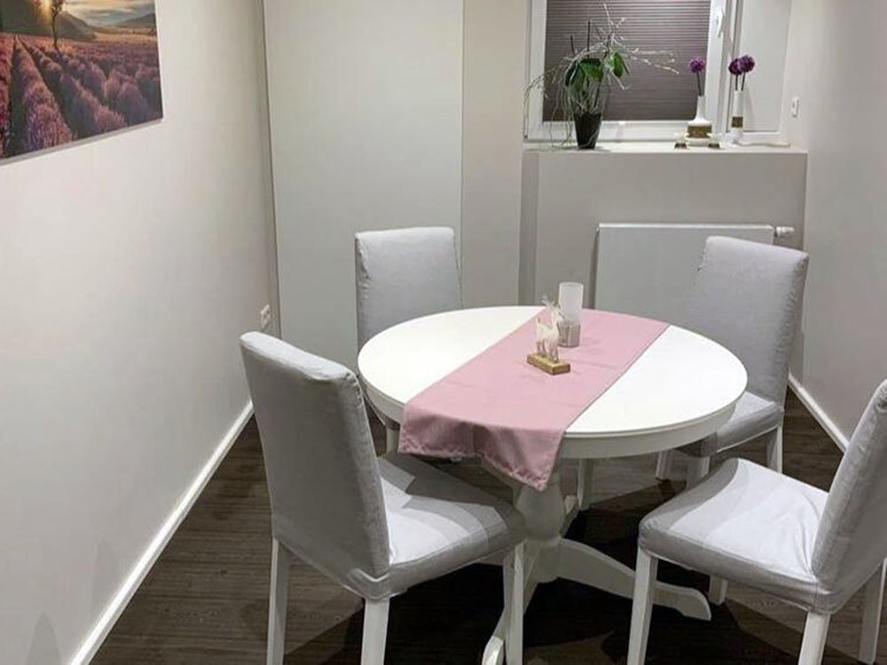 Beratungszimmer für Trauergespräche – Müther-Bestattungen Runder Tisch mit Stühlen für diskrete Gespräche bei Müther in Gütersloh